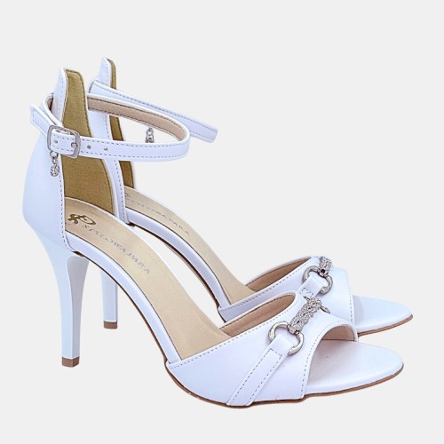 Białe sandały damskie na szpilce 9 cm z paskiem i srebrną ozdobą – STYLOWA PARA