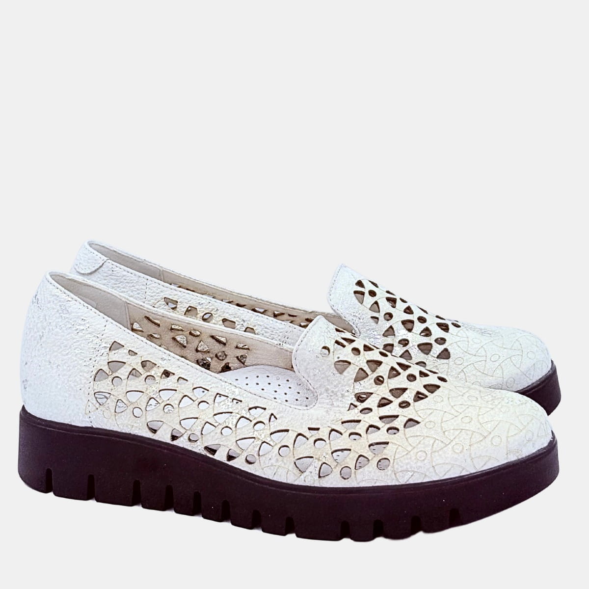 Białe półbuty KOSTEX – skóra licowa, ażurowa cholewka, platforma 3,5 cm