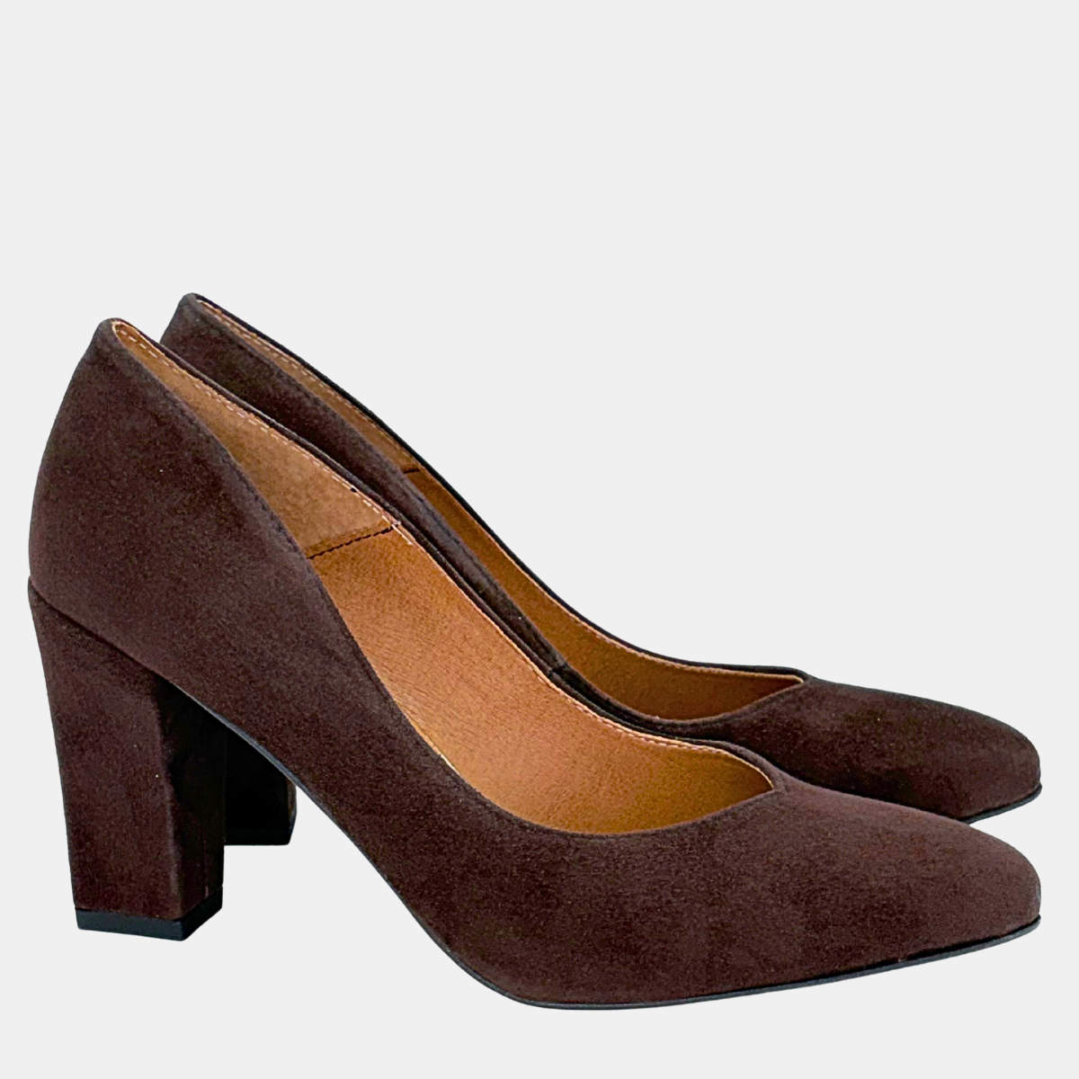 Brązowe czółenka zamszowe na słupku – elegancja i komfort | Stylowa Para