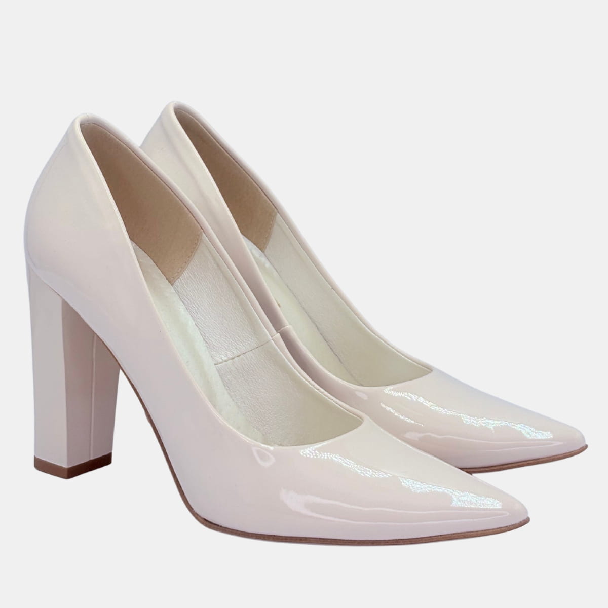 Czółenka lakierowane jasny beż na słupku 9,5 cm Zan Zara